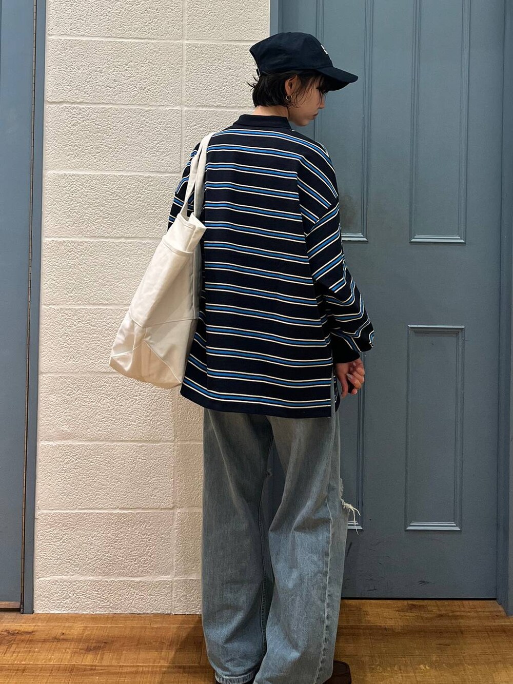 ブルー系のデニムパンツ、ブラウン系のローファー、ブルー系のTシャツ/カットソーを着用したレディースの春コーディネートの5枚目の写真