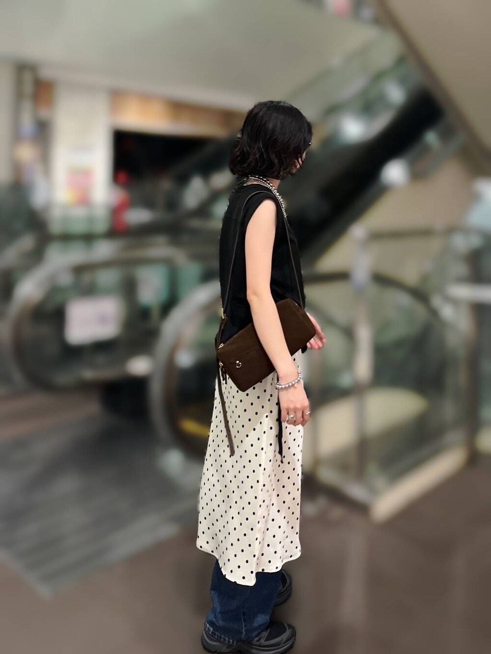 ホワイト系のスカート、ブルー系のデニムパンツ、ホワイト系のTシャツ/カットソーを着用したレディースの夏コーディネートの3枚目の写真