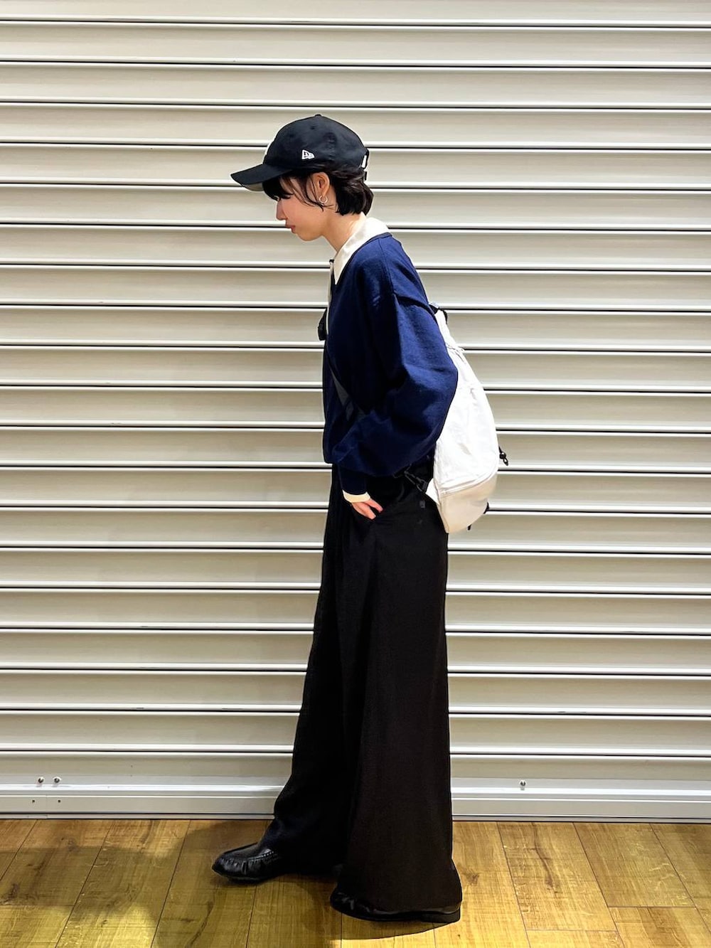 グレー系のショルダーバッグ、ブラック系のローファー、ブラック系のその他パンツを着用したレディースの春コーディネートの2枚目の写真