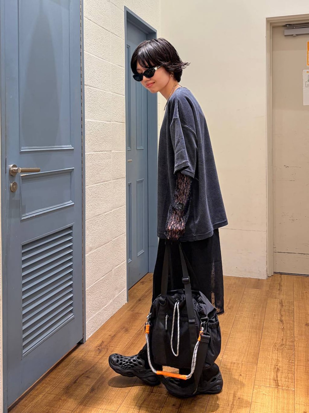 ブラック系のその他パンツ、ブラック系のショルダーバッグ、グリーン系のTシャツ/カットソーを着用したレディースの夏コーディネートの2枚目の写真