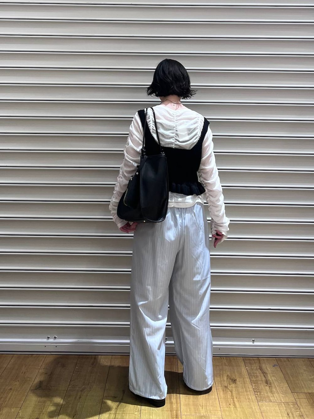 ブラック系のローファー、ホワイト系のカーディガン/ボレロ、ブルー系のその他パンツを着用したレディースの春コーディネートの3枚目の写真