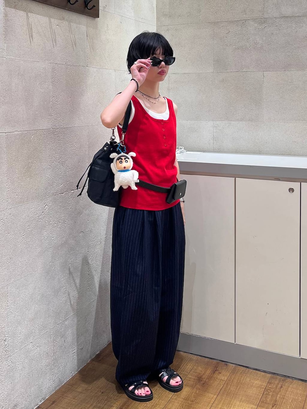 ブルー系のその他パンツ、ブラック系のサンダル、グレー系のタンクトップを着用したレディースの夏コーディネートの3枚目の写真