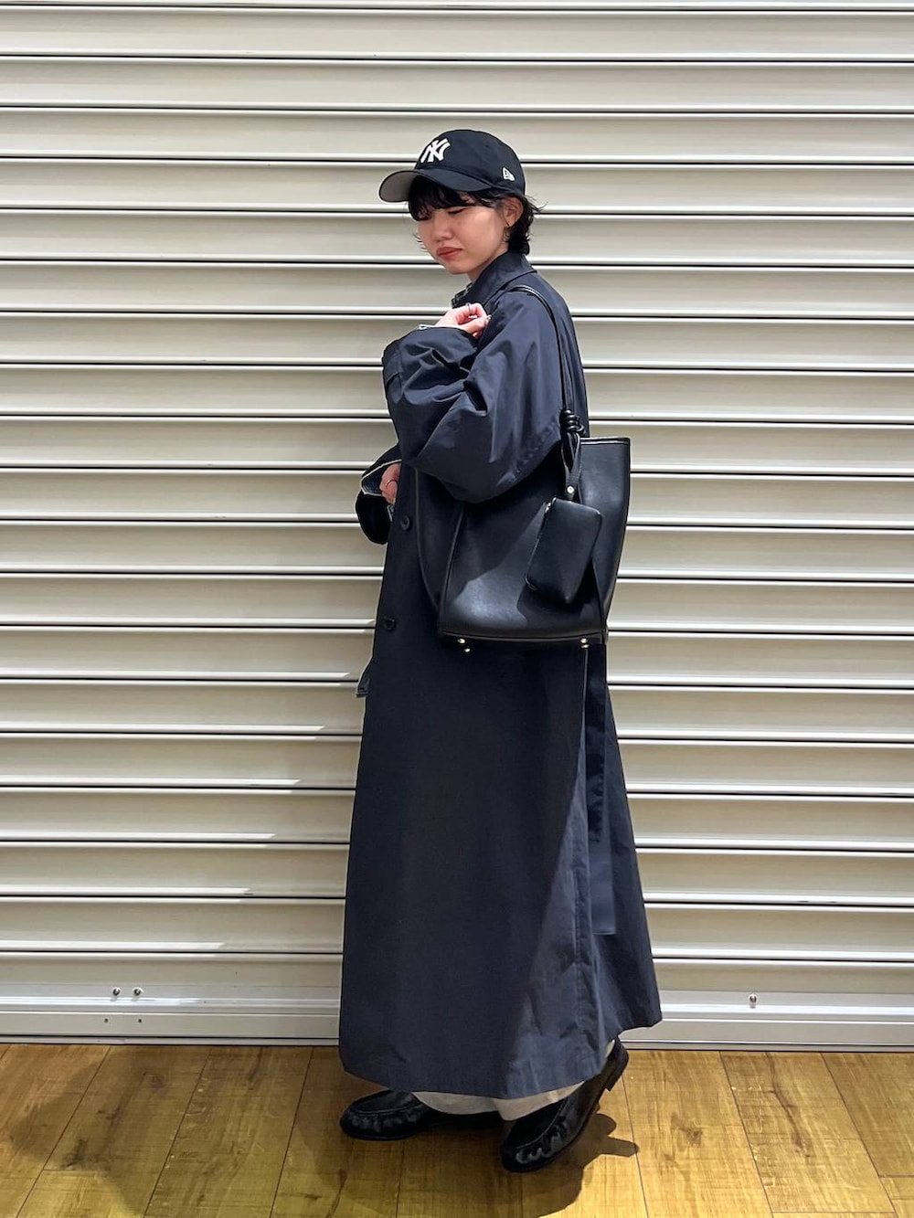 グレー系のスウェットパンツ、ブルー系のシャツ/ブラウス、ブラック系のローファーを着用したレディースの春コーディネートの2枚目の写真