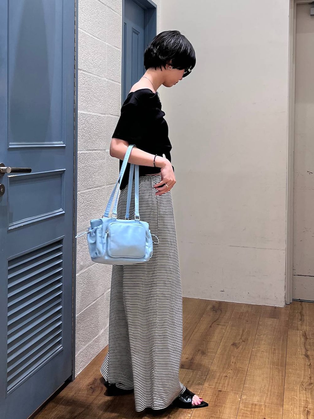 ブラック系のTシャツ/カットソー、ホワイト系のその他パンツ、ブラック系のサンダルを着用したレディースの夏コーディネートの2枚目の写真