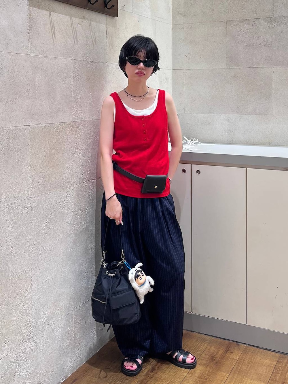 ブルー系のその他パンツ、ブラック系のサンダル、グレー系のタンクトップを着用したレディースの夏コーディネートの2枚目の写真