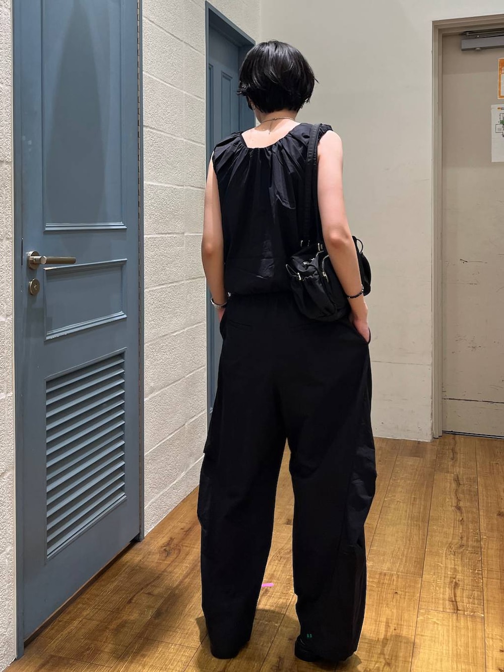 ブラック系のシャツ/ブラウス、ブラック系のその他パンツ、ブラック系のサンダルを着用したレディースの夏コーディネートの3枚目の写真