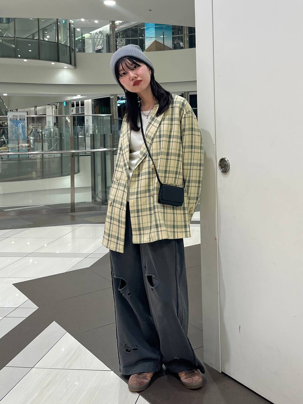 グリーン系のテーラードジャケット、グレー系のスウェットパンツ、ホワイト系のTシャツ/カットソーを着用したレディースの春コーディネートの3枚目の写真
