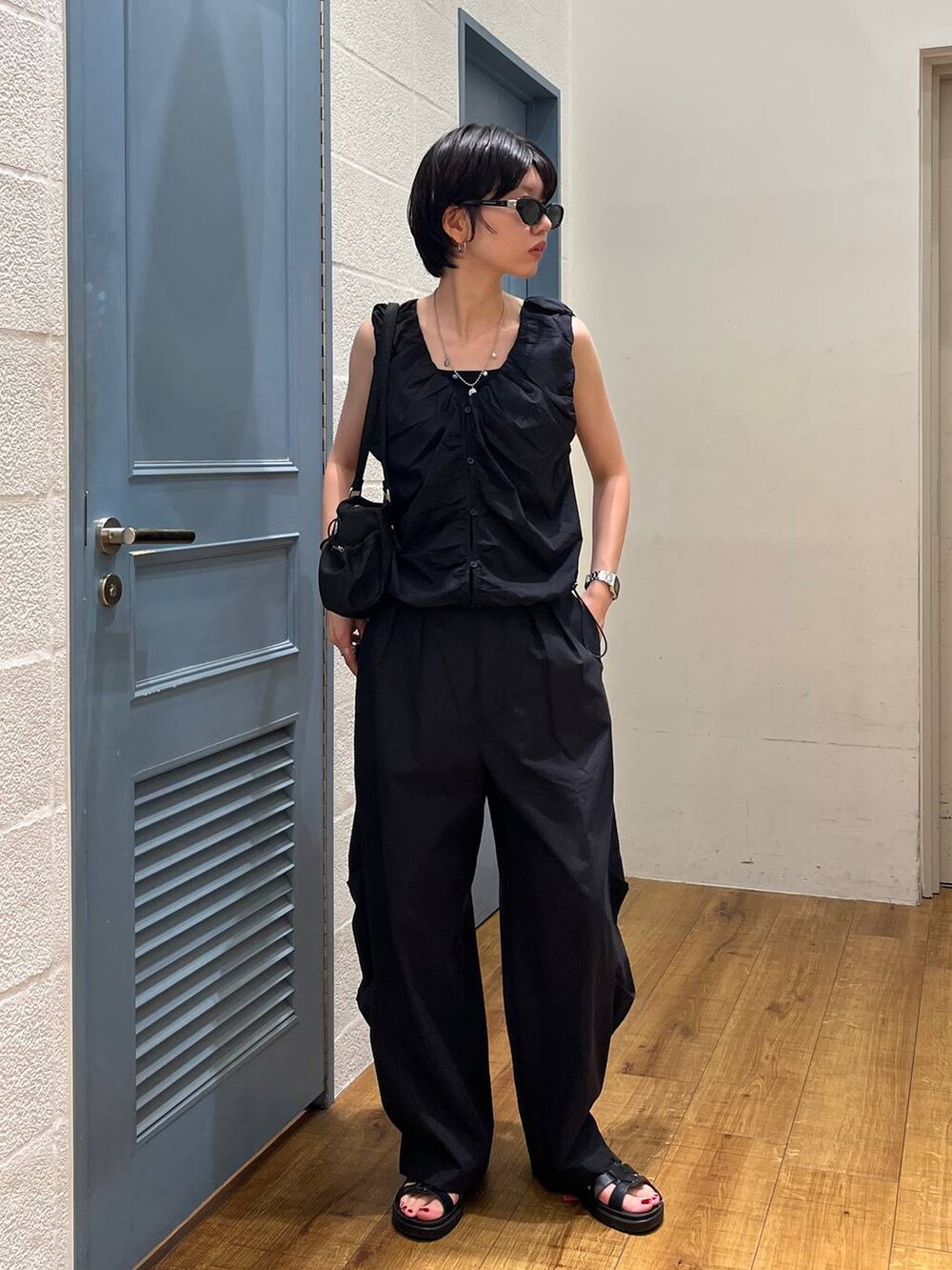 ブラック系のシャツ/ブラウス、ブラック系のその他パンツ、ブラック系のサンダルを着用したレディースの夏コーディネートの2枚目の写真