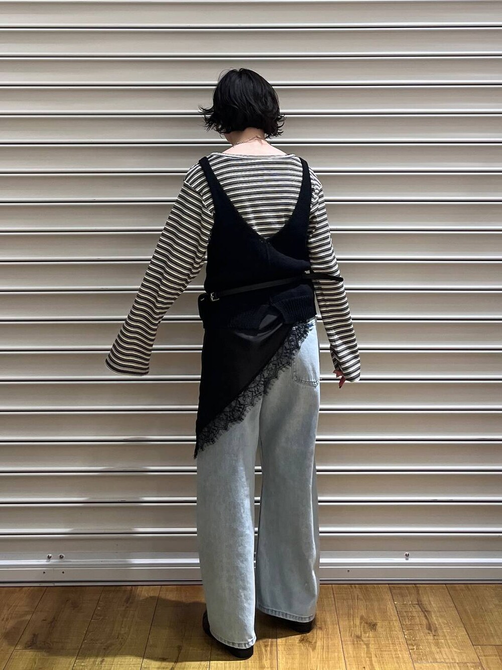 ブルー系のデニムパンツ、ブラック系のローファー、ブラウン系のボディバッグ/ウエストポーチを着用したレディースの春コーディネートの4枚目の写真