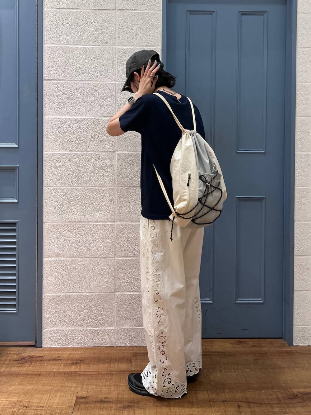 ホワイト系のその他パンツ、ブルー系のTシャツ/カットソー、ホワイト系のバックパック/リュックを着用したレディースの春コーディネートの2枚目の写真