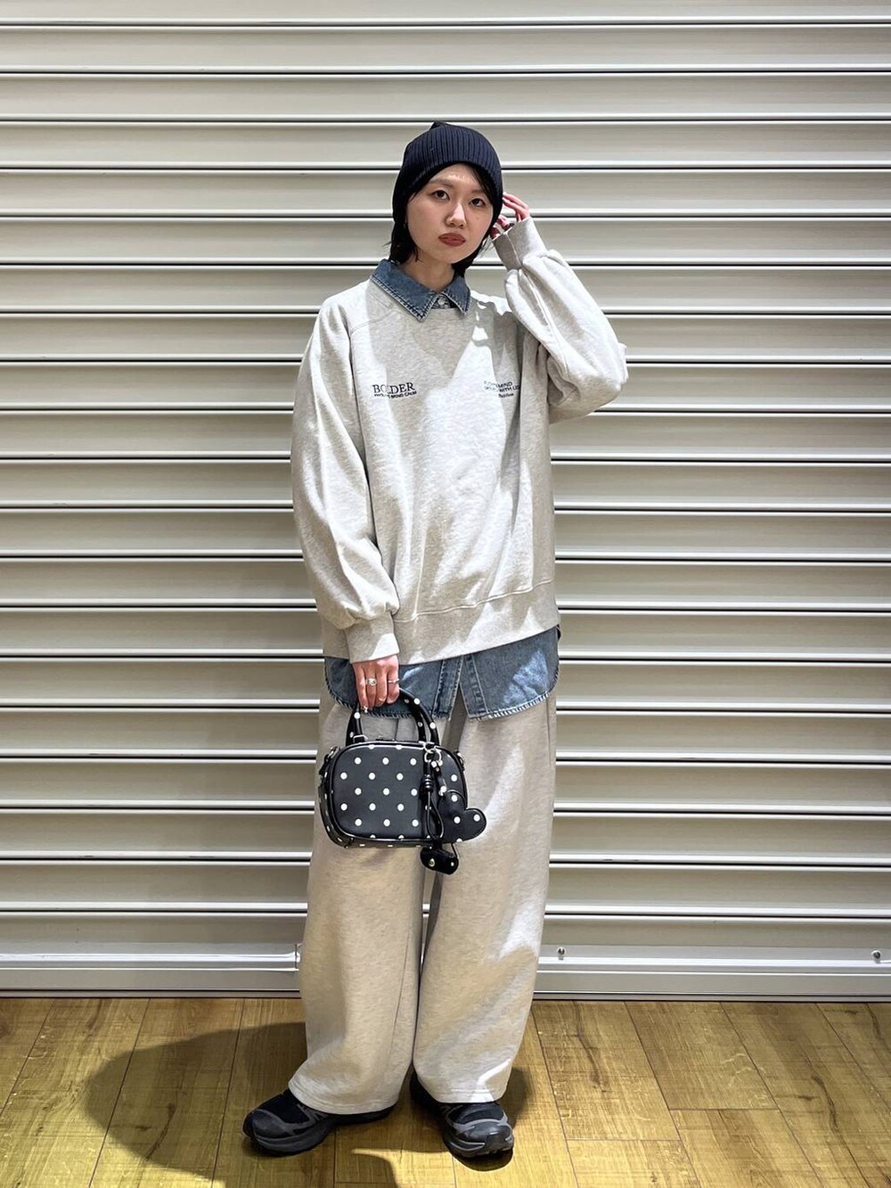 グレー系のスウェットパンツ、その他のボストンバッグ、ブルー系のシャツ/ブラウスを着用したレディースの冬コーディネートの5枚目の写真