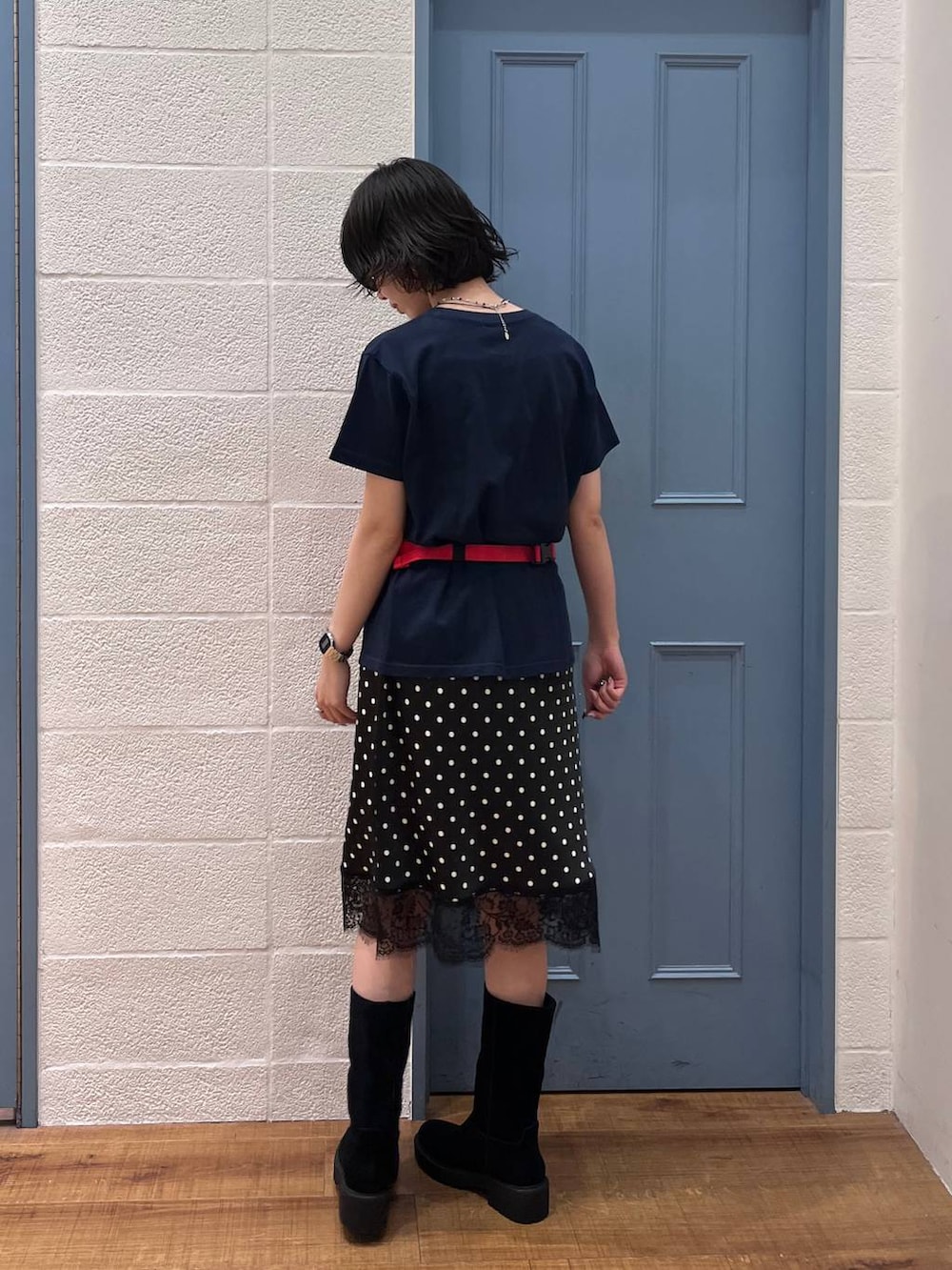 ブラック系のブーツ、レッド系のボディバッグ/ウエストポーチ、ブルー系のTシャツ/カットソーを着用したレディースの春コーディネートの3枚目の写真