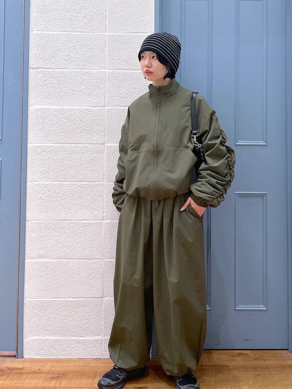 ブラック系のショルダーバッグ、グリーン系のその他パンツ、グリーン系のブルゾンを着用したレディースの冬コーディネートの4枚目の写真