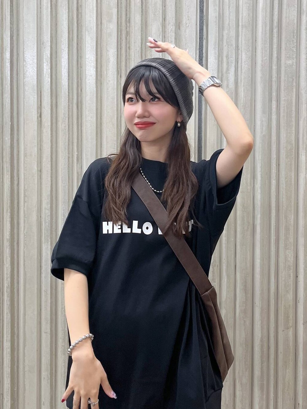 ブラウン系のボディバッグ/ウエストポーチ、ブラウン系のブーツ、ブラック系のラッシュガードを着用したレディースの夏コーディネートの4枚目の写真