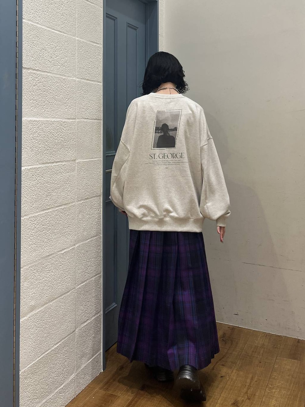 ブラック系のブーツ、パープル系のスカート、グレー系のスウェットを着用したレディースの冬コーディネートの3枚目の写真