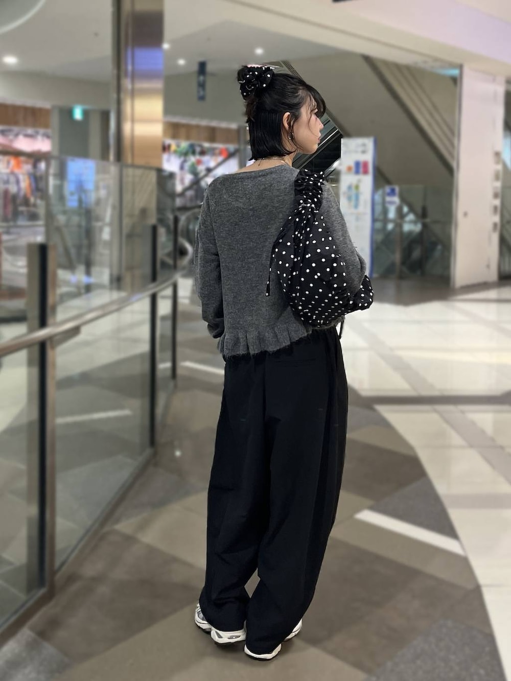 ブラック系のその他パンツ、ブラック系のショルダーバッグ、グレー系のニット/セーターを着用したレディースの秋コーディネートの3枚目の写真