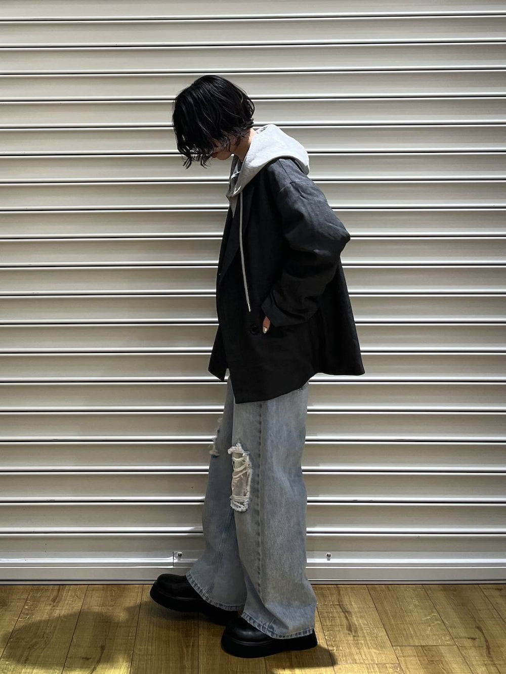 ブルー系のニット/セーター、ブラック系のサンダル、グレー系のパーカーを着用したレディースの冬コーディネートの3枚目の写真