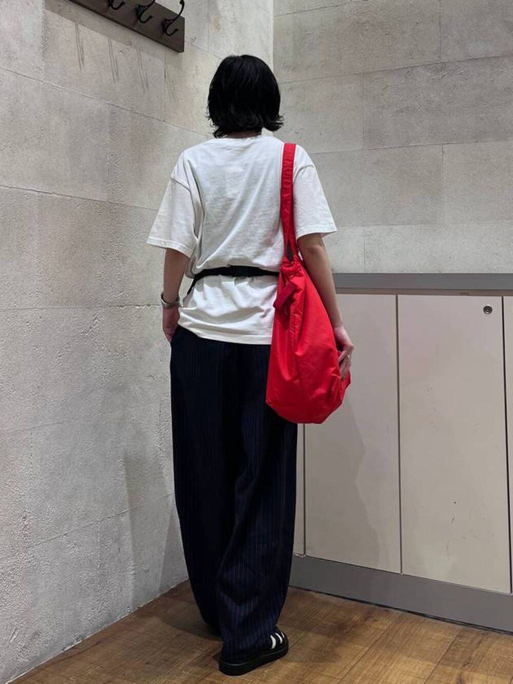 ブルー系のその他パンツ、ブラック系のボディバッグ/ウエストポーチ、ブラック系のショルダーバッグを着用したレディースの夏コーディネートの3枚目の写真
