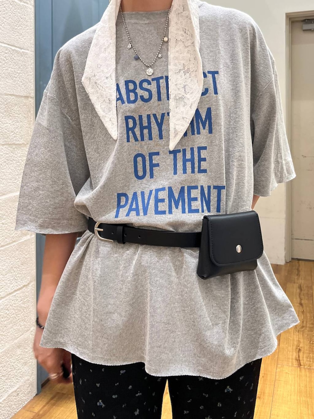 グレー系のTシャツ/カットソー、ブラック系のその他パンツ、ホワイト系のストール/ショールを着用したレディースの夏コーディネートの2枚目の写真