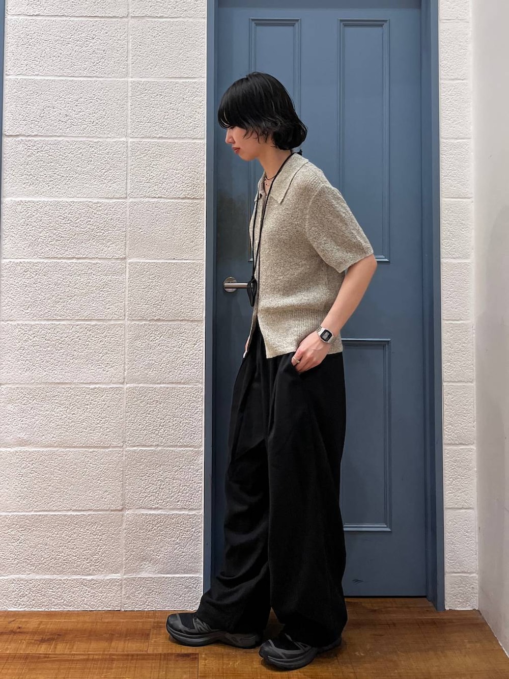 ブラック系のその他パンツ、グレー系のTシャツ/カットソーを着用したレディースの春コーディネートの2枚目の写真
