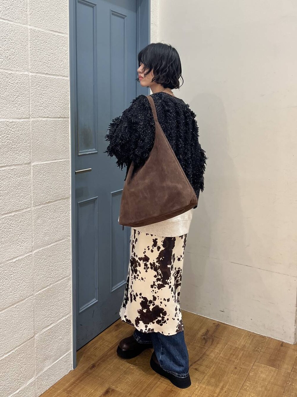 ブラウン系のショルダーバッグ、その他のスカート、ブラウン系のサンダルを着用したレディースの秋コーディネートの2枚目の写真