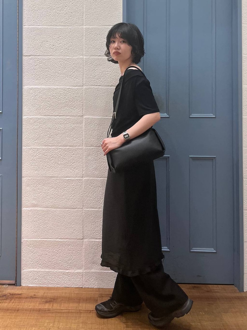 ブラック系のTシャツ/カットソー、ブラック系のショルダーバッグ、ブラック系のその他パンツを着用したレディースの春コーディネートの2枚目の写真