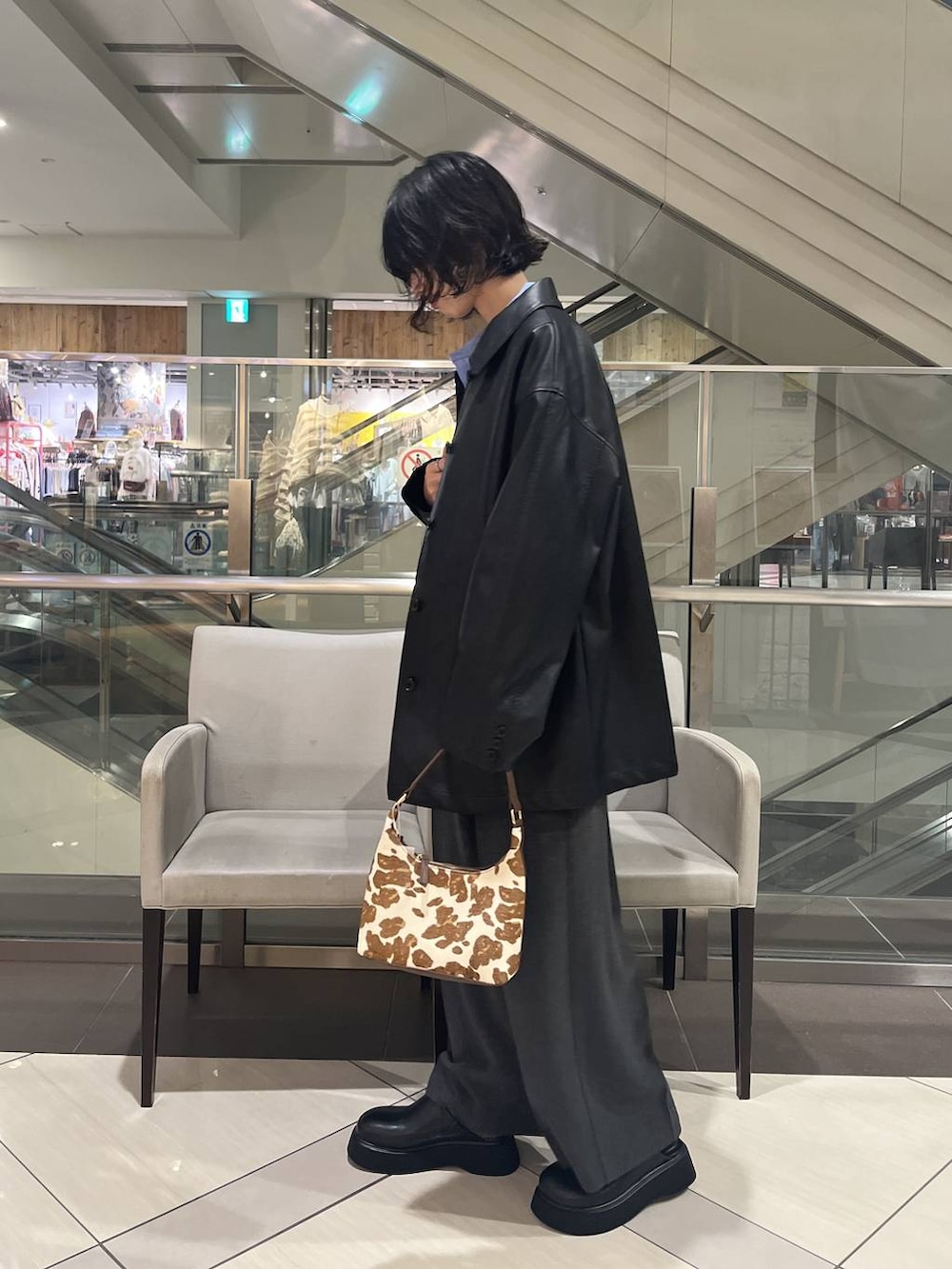 グレー系のサロペット/オーバーオール、ブラック系のサンダル、ブルー系のシャツ/ブラウスを着用したレディースの秋コーディネートの2枚目の写真