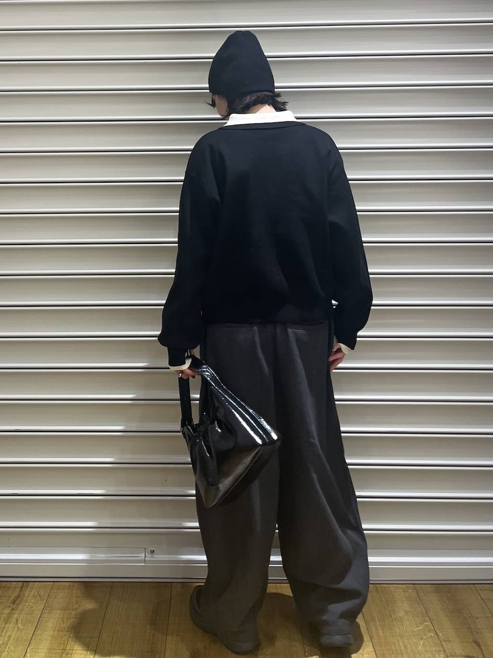 ブラック系のショルダーバッグ、ブラック系のニット/セーターを着用したレディースの冬コーディネートの3枚目の写真