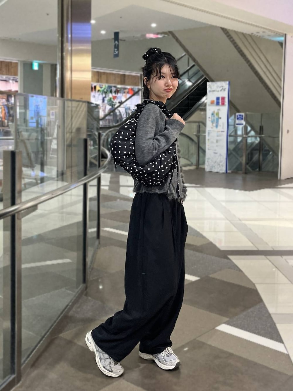 ブラック系のその他パンツ、ブラック系のショルダーバッグ、グレー系のニット/セーターを着用したレディースの秋コーディネートの2枚目の写真