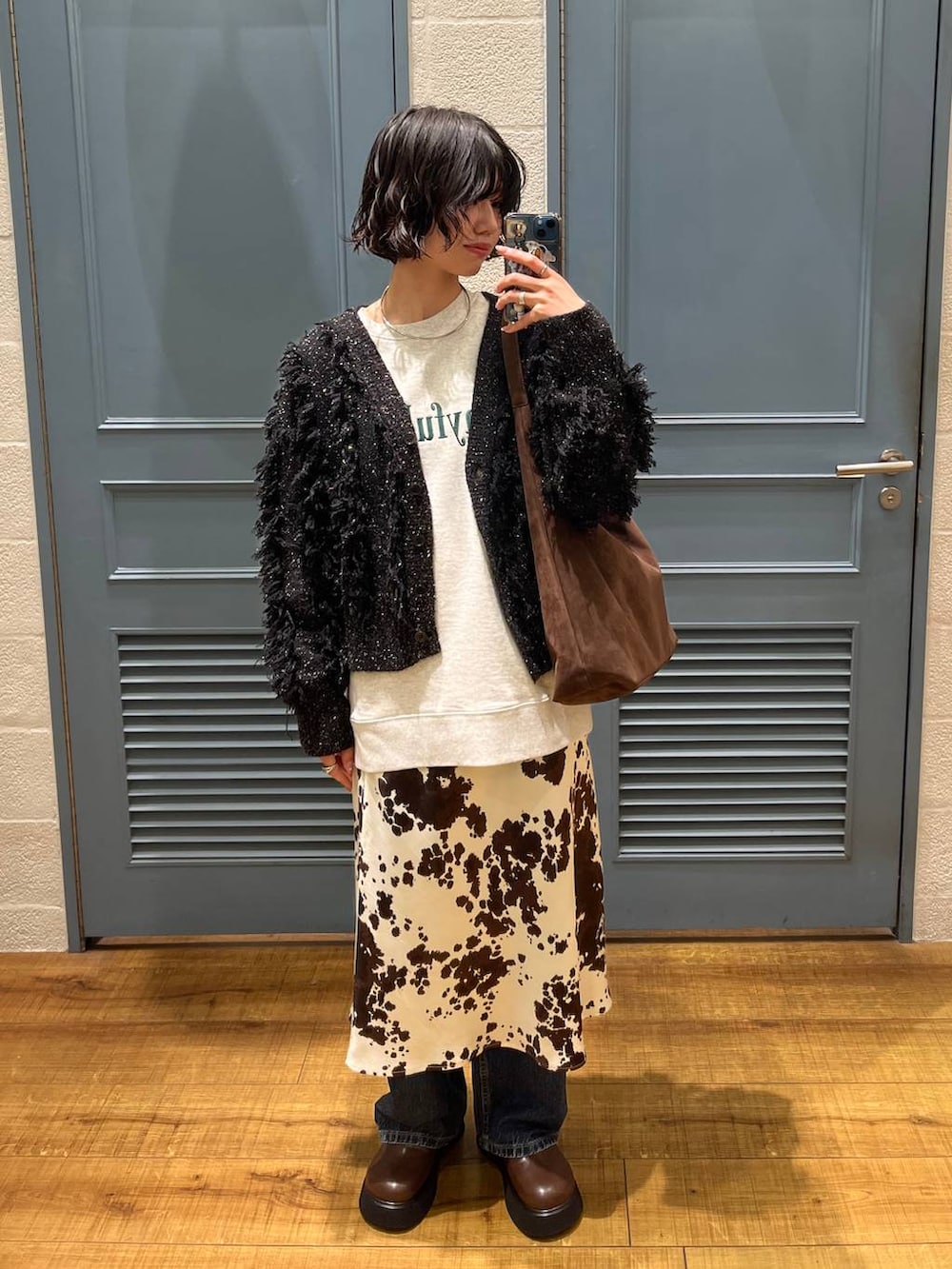 ブラウン系のショルダーバッグ、その他のスカート、ブラウン系のサンダルを着用したレディースの秋コーディネートの4枚目の写真