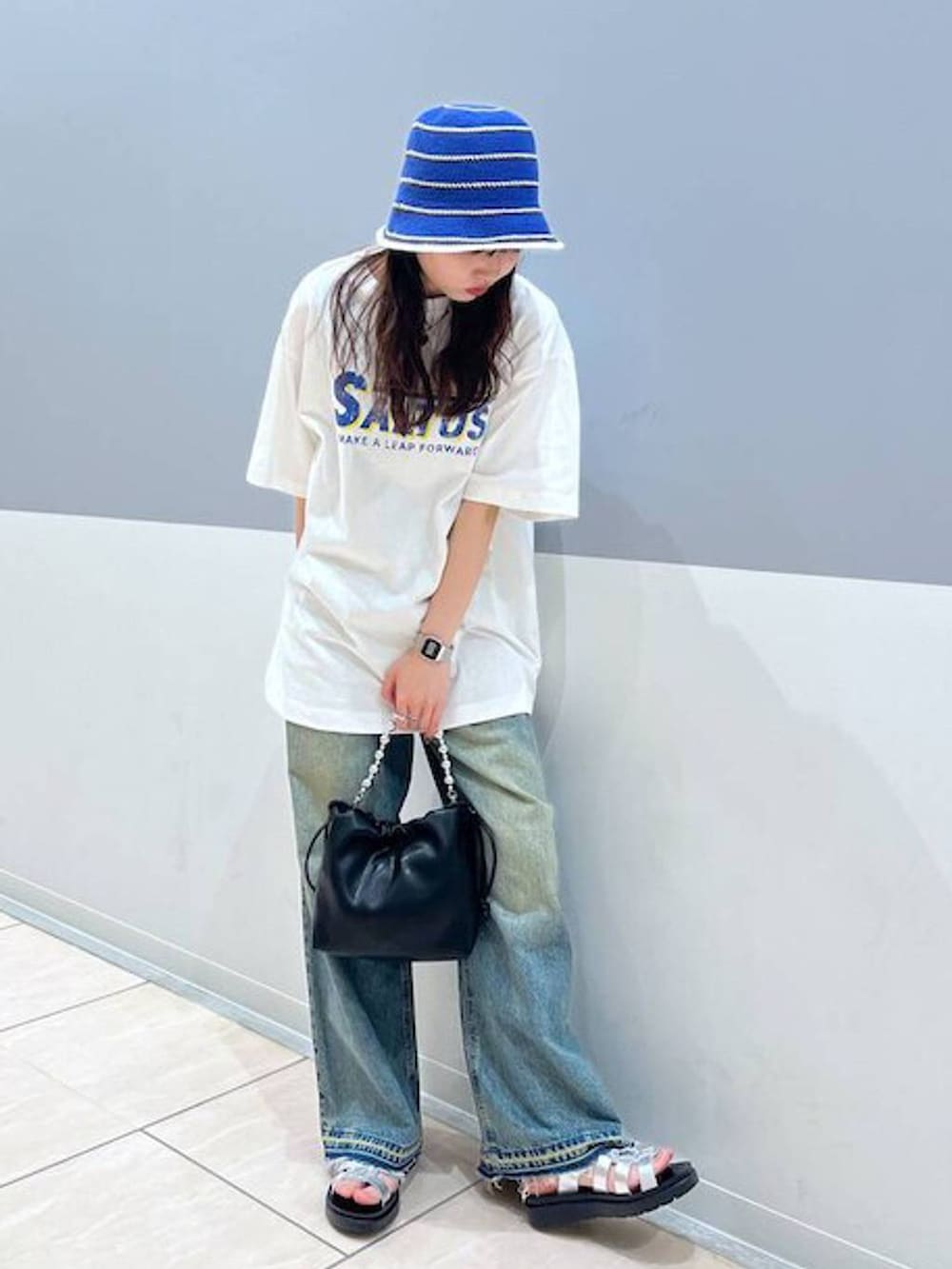 ホワイト系のTシャツ/カットソー、シルバー系のスニーカー、ブラック系のショルダーバッグを着用したレディースの夏コーディネートの3枚目の写真