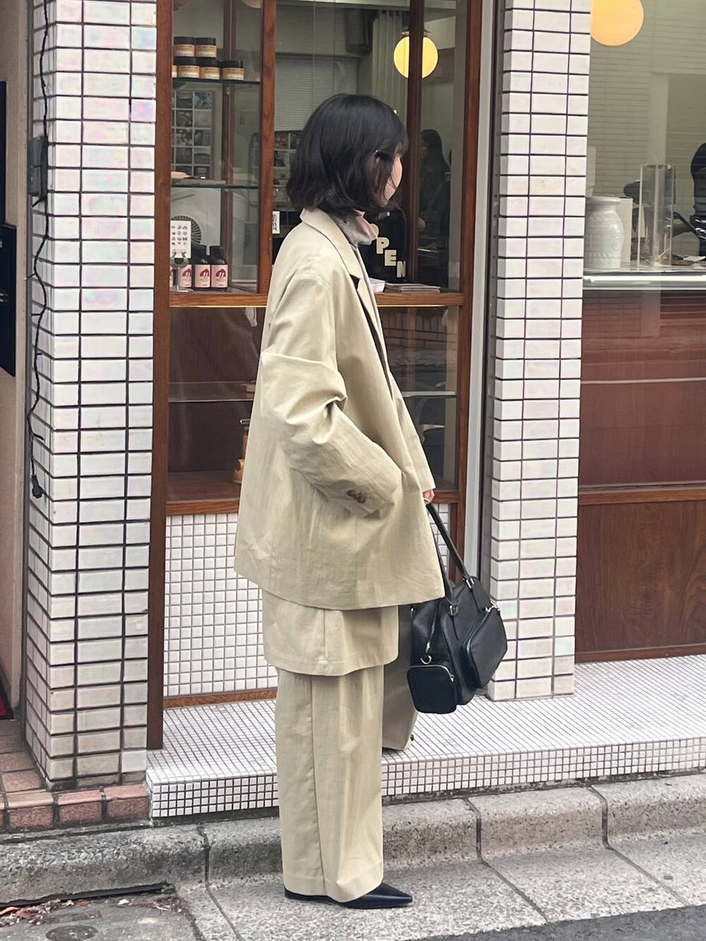 ブラック系のボストンバッグ、グレー系のTシャツ/カットソー、ピンク系のTシャツ/カットソーを着用したレディースの冬コーディネートの3枚目の写真