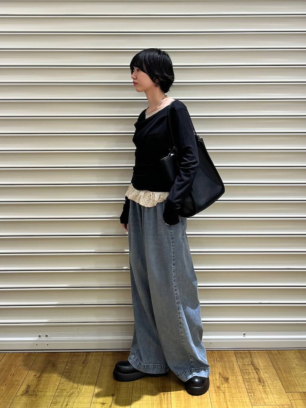 ブルー系のデニムパンツ、ブラック系のサンダル、グレー系のTシャツ/カットソーを着用したレディースの春コーディネートの3枚目の写真