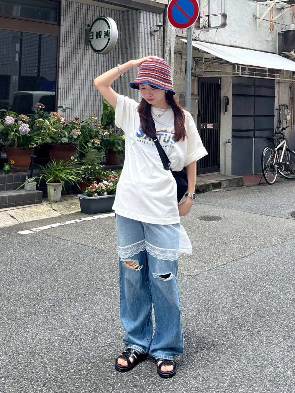 ホワイト系のTシャツ/カットソー、ブラック系のショルダーバッグ、ブラック系のスニーカーを着用したレディースの夏コーディネートの3枚目の写真