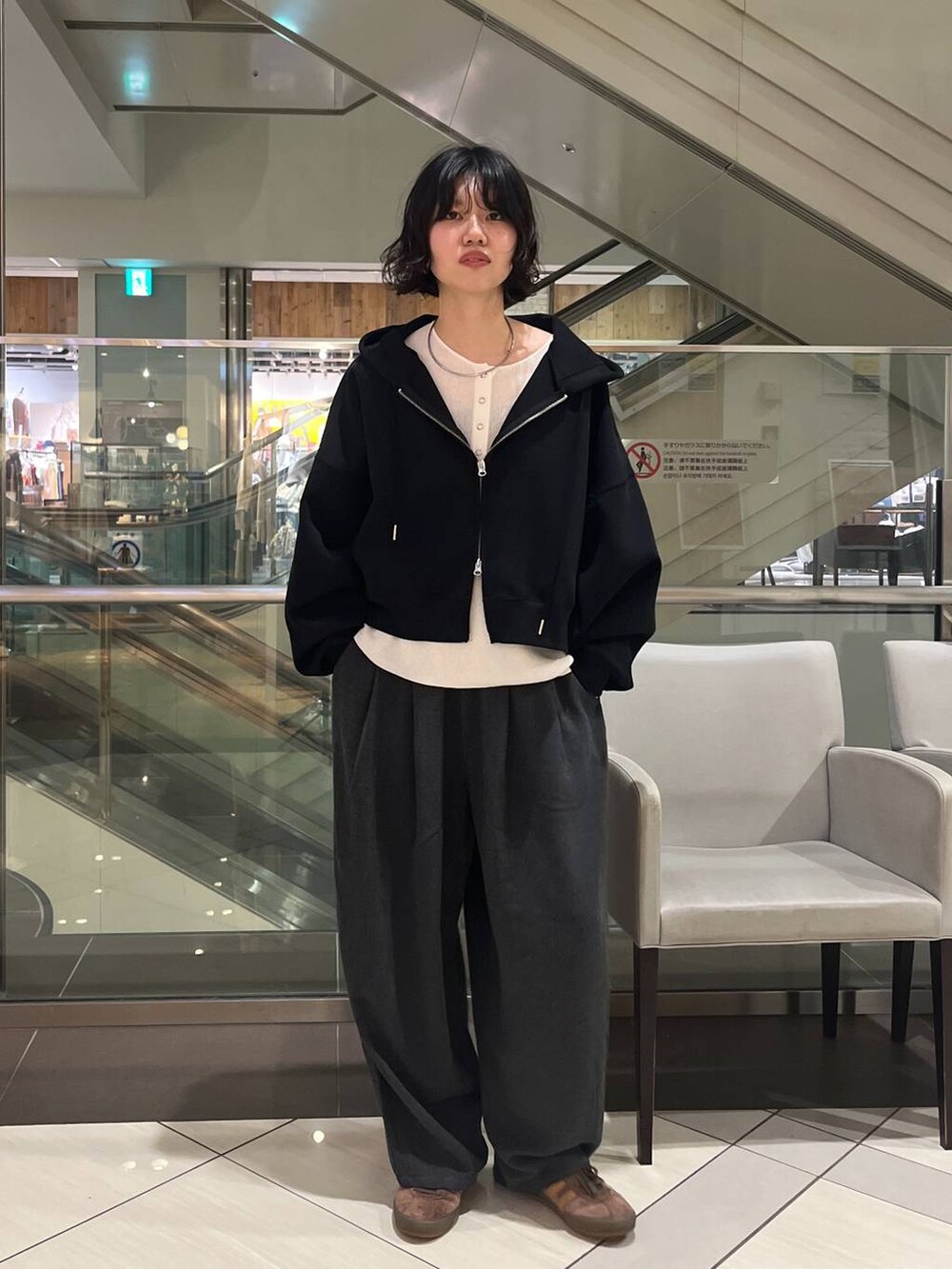 ホワイト系のニット/セーター、ブラック系のパーカーを着用したレディースの秋コーディネートの3枚目の写真