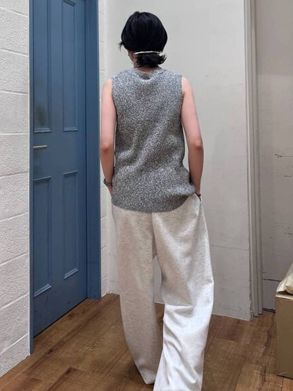 ブラック系のTシャツ/カットソー、グレー系のスウェットパンツ、ブラック系のサンダルを着用したレディースの夏コーディネートの4枚目の写真