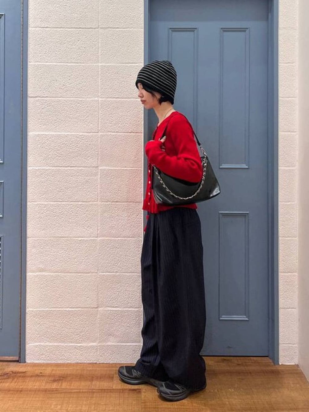 ブルー系のその他パンツ、レッド系のTシャツ/カットソー、ブラック系のニットキャップ/ビーニーを着用したレディースの春コーディネートの3枚目の写真