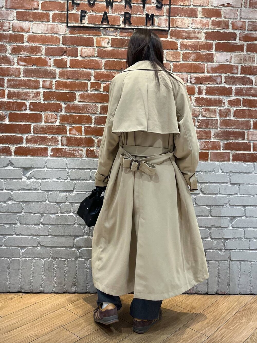 ホワイト系のシャツ/ブラウス、ブラック系のデニムパンツ、ホワイト系のトレンチコートを着用したレディースの春コーディネートの3枚目の写真