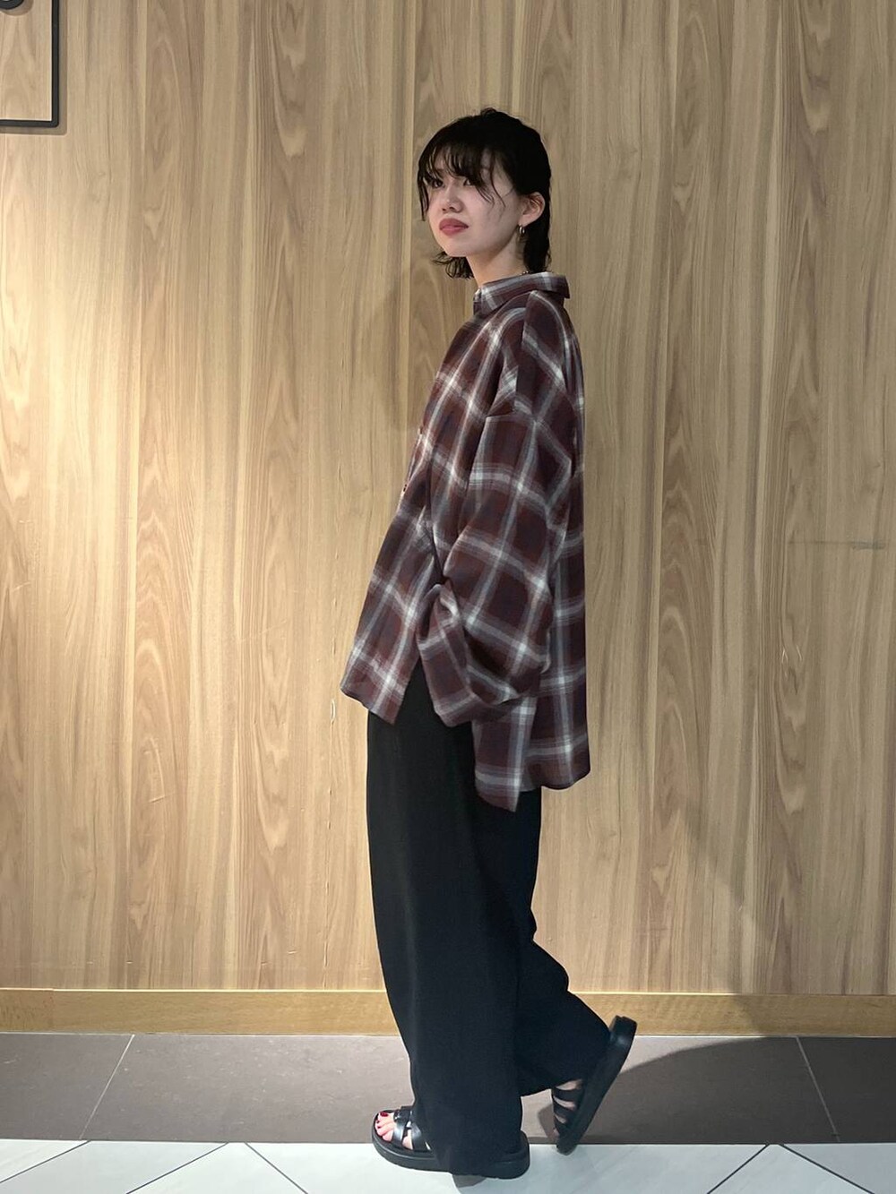 ブラック系のサンダル、ブラック系のその他パンツ、レッド系のシャツ/ブラウスを着用したレディースの夏コーディネートの3枚目の写真