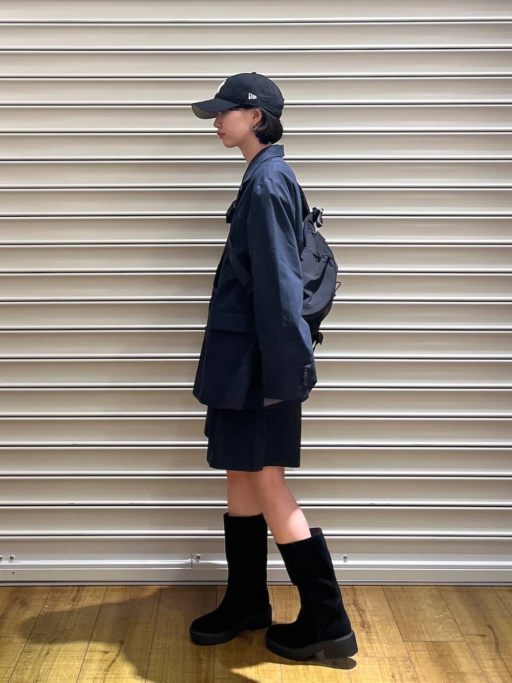 ブラック系のブーツ、ブラック系のショルダーバッグ、ブルー系のTシャツ/カットソーを着用したレディースの冬コーディネートの4枚目の写真