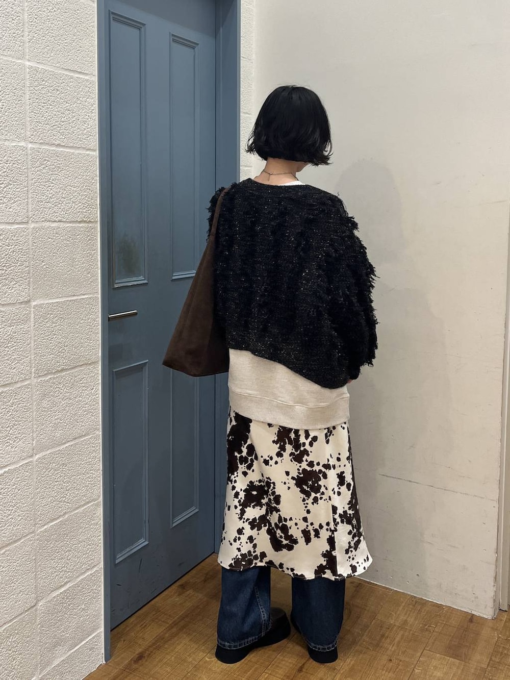 ブラウン系のショルダーバッグ、その他のスカート、ブラウン系のサンダルを着用したレディースの秋コーディネートの3枚目の写真