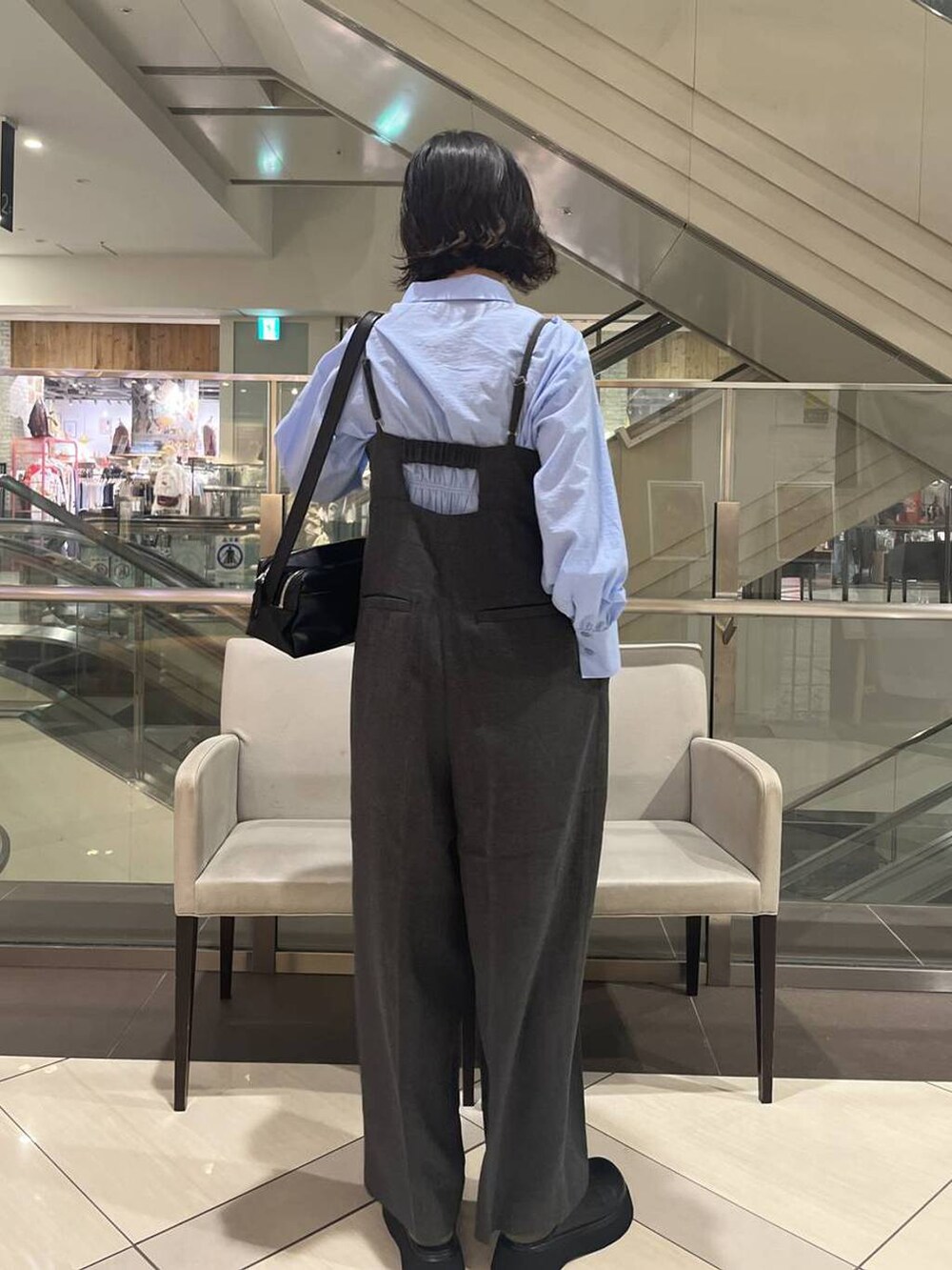 グレー系のサロペット/オーバーオール、ブラック系のショルダーバッグ、ブラック系のサンダルを着用したレディースの秋コーディネートの3枚目の写真