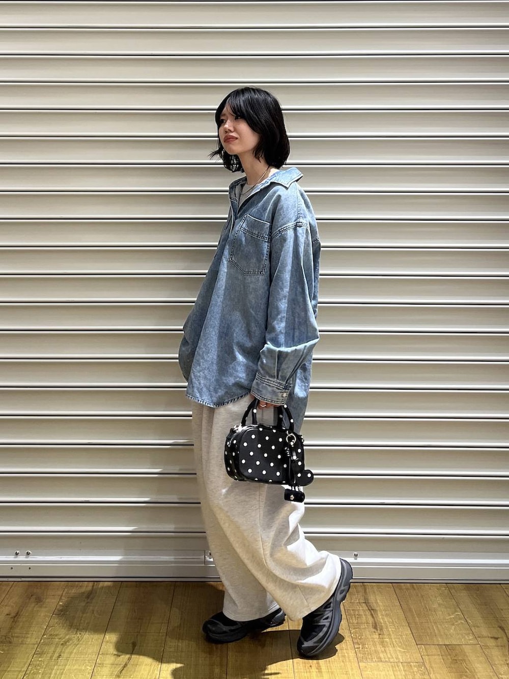 グレー系のスウェットパンツ、その他のボストンバッグ、ブルー系のシャツ/ブラウスを着用したレディースの冬コーディネートの2枚目の写真