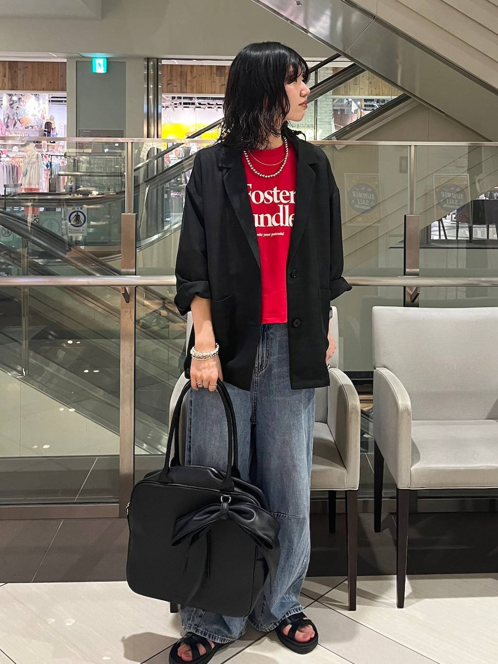 ブラック系のサンダル、ブルー系のデニムパンツ、レッド系のTシャツ/カットソーを着用したレディースの夏コーディネートの3枚目の写真