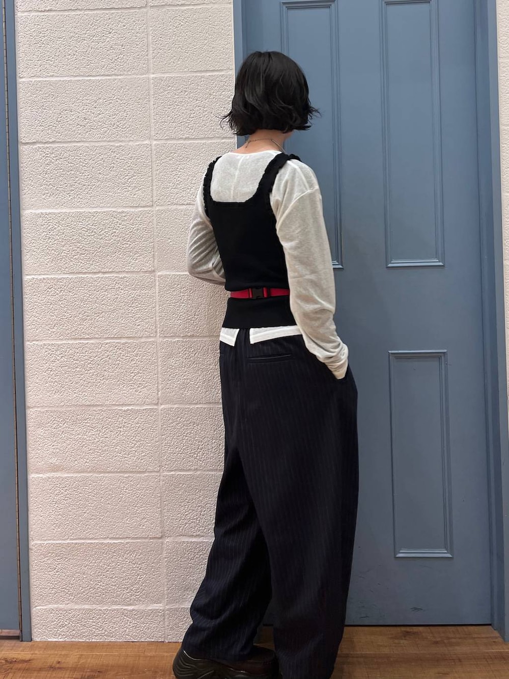 ブルー系のその他パンツ、ブラウン系のローファー、レッド系のボディバッグ/ウエストポーチを着用したレディースの春コーディネートの2枚目の写真