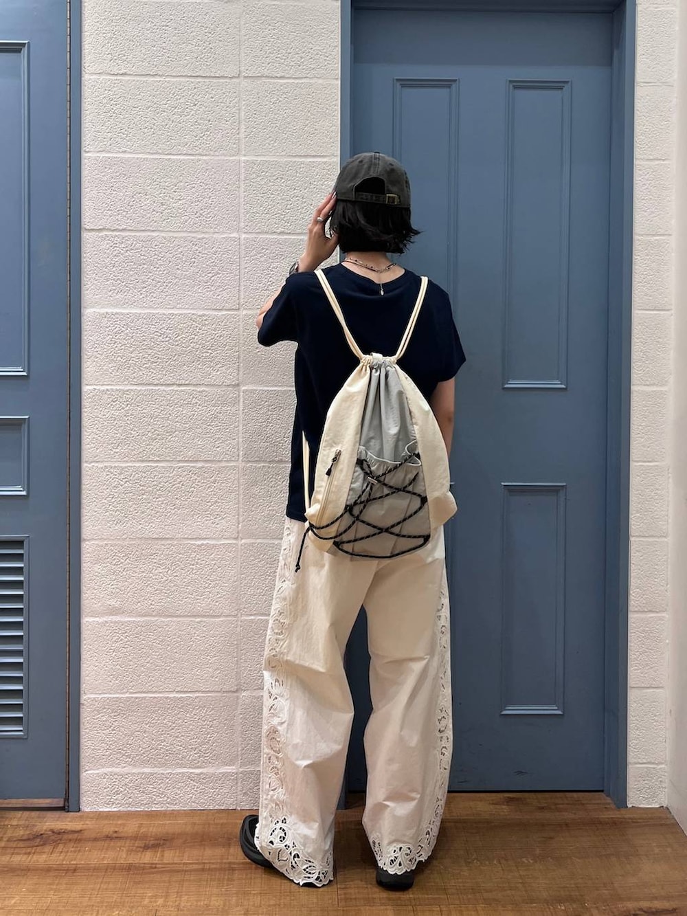 ホワイト系のその他パンツ、ブルー系のTシャツ/カットソー、ホワイト系のバックパック/リュックを着用したレディースの春コーディネートの3枚目の写真