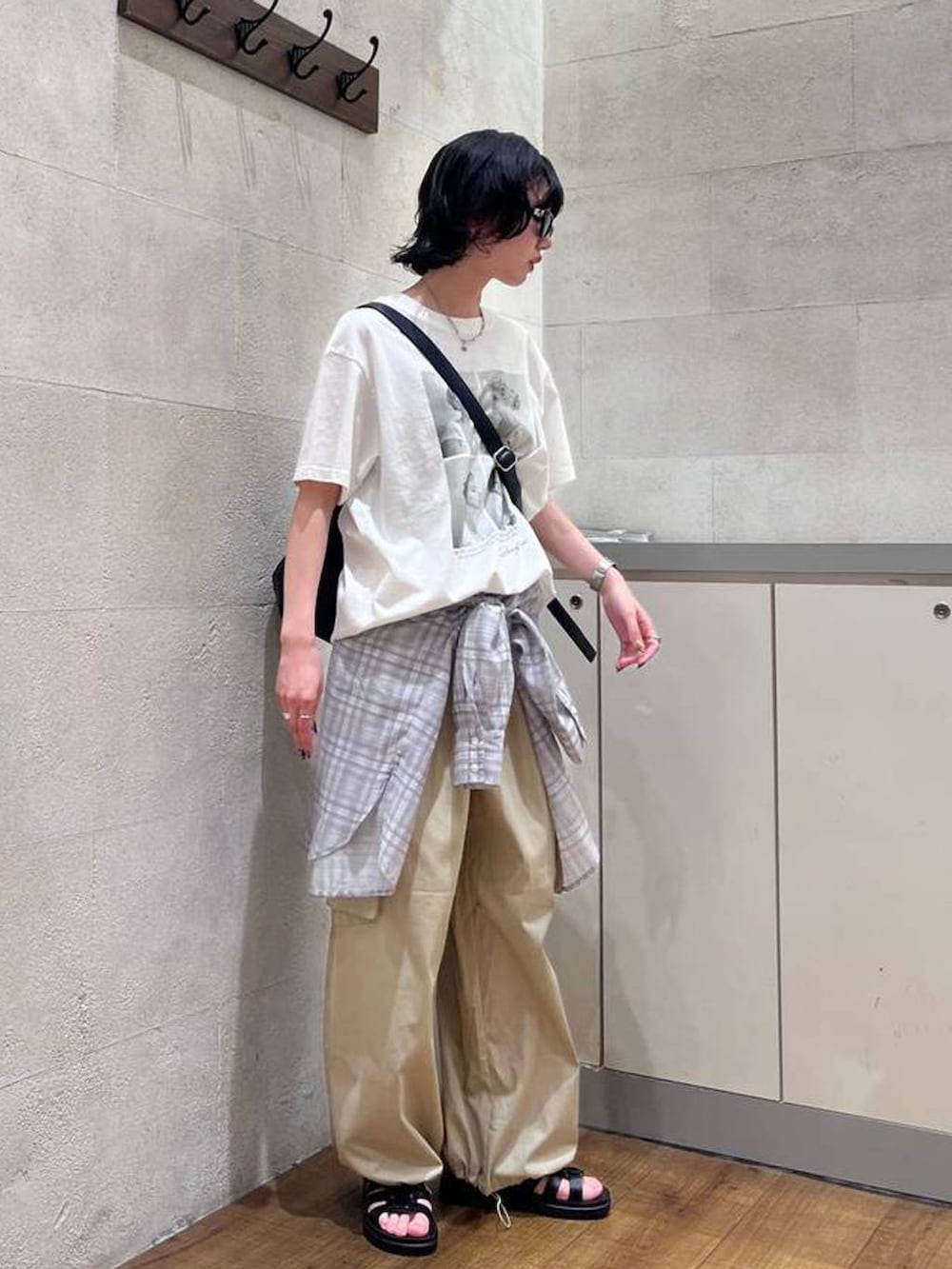 その他のシャツ/ブラウス、ブラック系のサンダル、ブラック系のショルダーバッグを着用したレディースの夏コーディネートの2枚目の写真