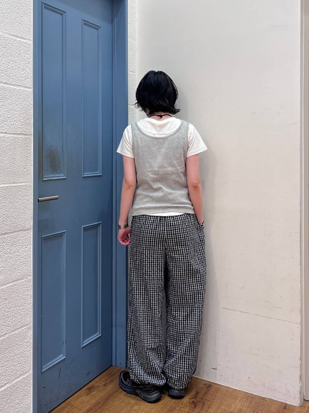ホワイト系のTシャツ/カットソー、グレー系のタンクトップ、ブラック系のその他パンツを着用したレディースの夏コーディネートの3枚目の写真