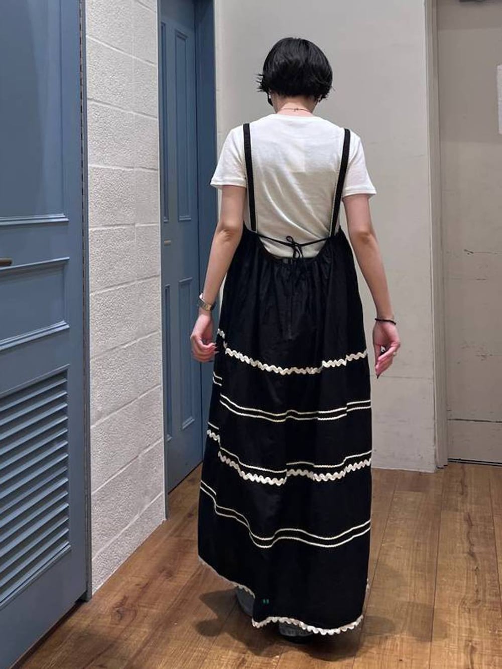 ホワイト系のTシャツ/カットソー、ブルー系のデニムパンツ、ブラック系のワンピースを着用したレディースの夏コーディネートの3枚目の写真