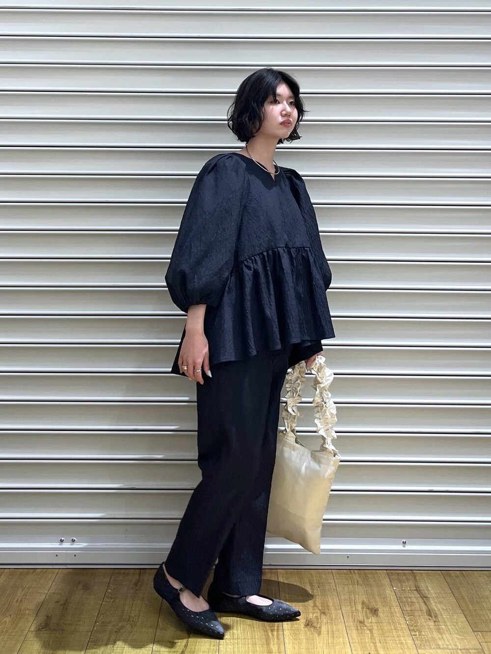 ブルー系のシャツ/ブラウス、ブルー系のその他パンツ、ホワイト系のショルダーバッグを着用したレディースの冬コーディネートの2枚目の写真